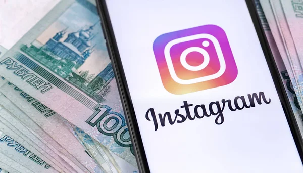 Okostelefon Instagram logó a képernyőn, és az orosz pénz — Stock Fotó