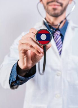 Laos sağlık ve sağlık sigortası konsepti. Laos sağlık sistemi, steteskop tutan doktor.