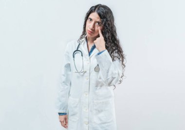 Şüpheli kadın doktor seni izole etmiş. Şüpheli genç bir doktor gözü kapalı, izole edilmiş..