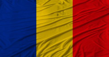 Romen bayrağı sallanıyor. Romanya bayrağı kumaş desenli