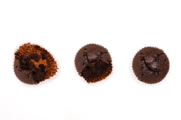 Pastel de chocolate en una taza de papel sobre un fondo blanco —  Fotos de Stock