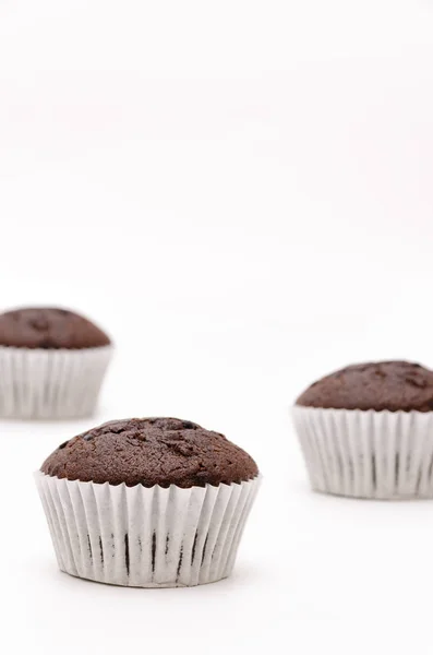 Chocoladetaart in een papieren beker op een witte achtergrond — Stockfoto