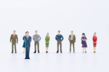 Erkek ve kadın ofis çalışanları sıraya girdi.