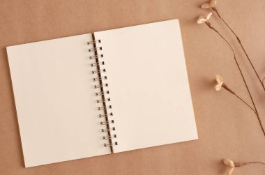 Açık bırakılmış boş bir defter ve eski bir 