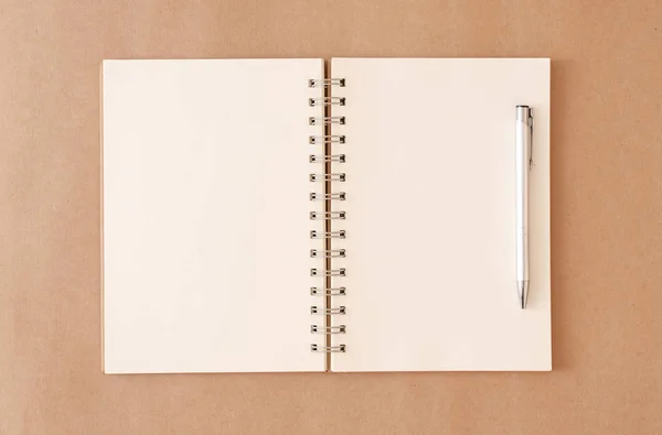 Um caderno vazio que foi deixado aberto e caneta em uma testa velha — Fotografia de Stock
