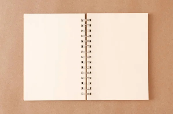 一个空的笔记本，在旧的棕色后背上被打开 — 图库照片