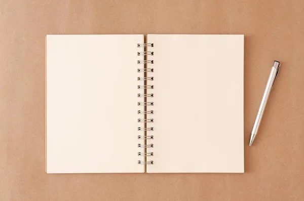 An empty notebook that has been left open and pen on an old brow — Stock Photo, Image