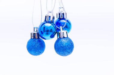 Beyaz arka planda Mavi Noel Ağacı Balosu