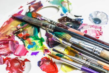 Sanatçı yağlı boya ve çizim için Fırçalar paleti. yakın çekim sanatsal bir arka plan olarak. Seçici odak