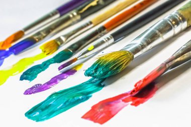 Farklı sanatsal fırçaların tarihinde beyaz arka plan, yakın çekim