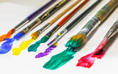 Farklı sanatsal fırçaların tarihinde beyaz arka plan, yakın çekim