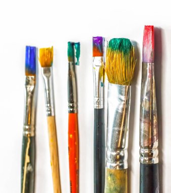 fırça beyaz kağıt üzerine resim sanat yakın çekim. sanatçı, birtakım fikirler yaratıcı ilham.