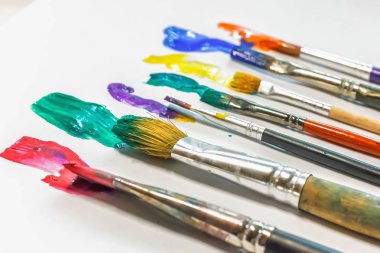 fırça beyaz kağıt üzerine resim sanat yakın çekim. sanatçı, birtakım fikirler yaratıcı ilham.