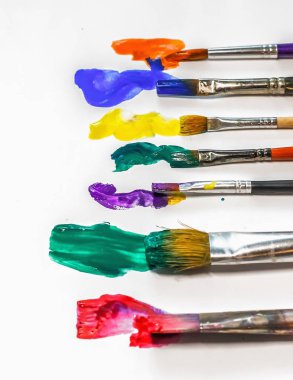 fırça beyaz kağıt üzerine resim sanat yakın çekim. sanatçı, birtakım fikirler yaratıcı ilham.