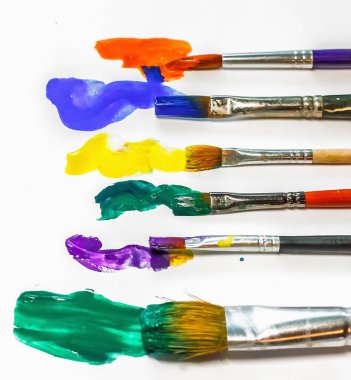 fırça beyaz kağıt üzerine resim sanat yakın çekim. sanatçı, birtakım fikirler yaratıcı ilham.