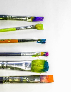 fırça beyaz kağıt üzerine resim sanat yakın çekim. sanatçı, birtakım fikirler yaratıcı ilham.