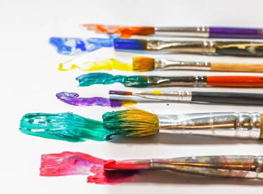 fırça beyaz kağıt üzerine resim sanat yakın çekim. sanatçı, birtakım fikirler yaratıcı ilham.