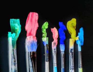 fırça beyaz kağıt üzerine resim sanat yakın çekim. sanatçı, birtakım fikirler yaratıcı ilham.