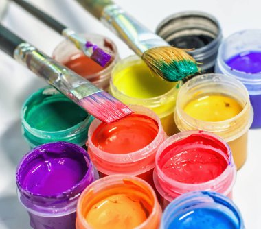 Sanatçı ve boya fırçaları. Yaratıcı nın çalışma alanı. Arka plan