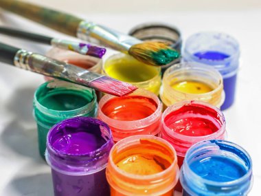 Sanatçı ve boya fırçaları. Yaratıcı nın çalışma alanı. Arka plan