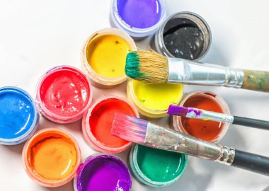 Sanatçı ve boya fırçaları. Yaratıcı nın çalışma alanı. Arka plan