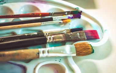 yaratıcı görüntü, sanatçının paletle yağlı boya ve fırça, yakın çekim