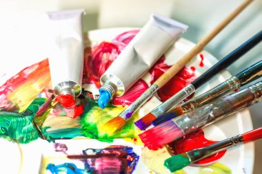 Sanatçı kullanılan paleti akrilik ve karışık renkli sanatsal bir arka plan olarak yakın çekim boyar. Seçici odak