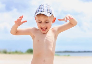 Eğlenceli atlama ve açık havada kumsalda oynarken küçük çocuk