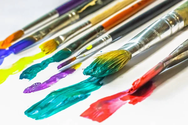 Farklı sanatsal fırçaların tarihinde beyaz arka plan, yakın çekim