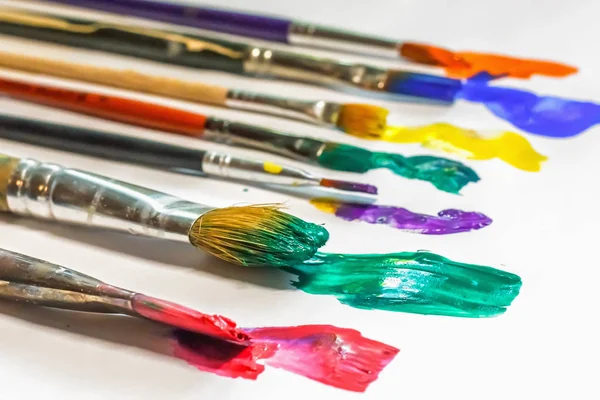 Farklı sanatsal fırçaların tarihinde beyaz arka plan, yakın çekim