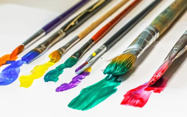 Farklı sanatsal fırçaların tarihinde beyaz arka plan, yakın çekim