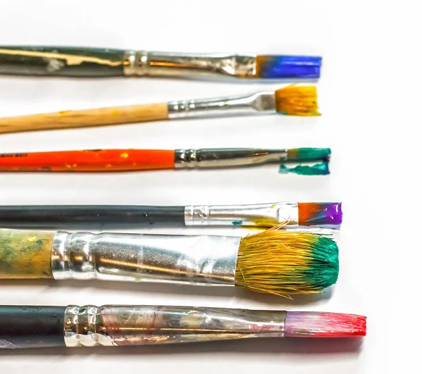 fırça beyaz kağıt üzerine resim sanat yakın çekim. sanatçı, birtakım fikirler yaratıcı ilham.