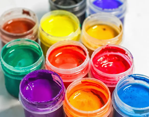 yaratıcı görüntü, grubu hafif bir arka plan üzerine guaj boya ile tüplerin yakın çekim