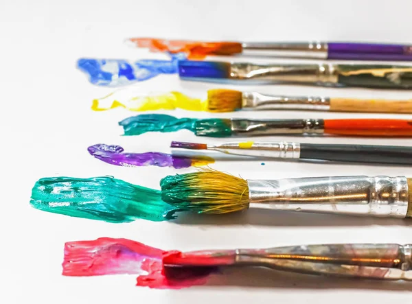 fırça beyaz kağıt üzerine resim sanat yakın çekim. sanatçı, birtakım fikirler yaratıcı ilham.