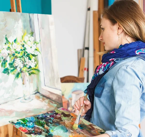 Fille Artiste Avec Une Palette Peintures Dessine Des Peintures Dans — Photo