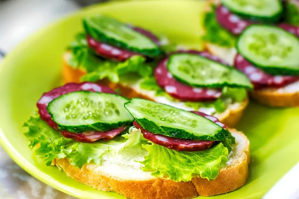 Sandvișuri Cârnați Afumați Frunze Proaspete Castraveți Verzi Salată Verde — Fotografie, imagine de stoc