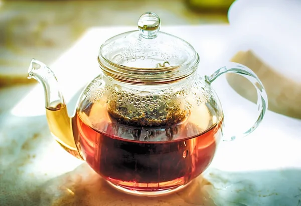 熱いお茶とお茶のガラスのティーポット 健康的なお茶 明るさと健康 インフルエンザの治療法 — ストック写真