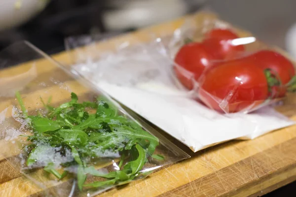 Prodotti Freschi Preconfezionati Insalata Pomodori Panna Acida Rucola Concetto Una — Foto Stock