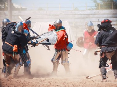 Şövalye savaşlar Ortaçağ kültür Festivali'nde. Tam zırh şövalyeler arenada kılıçlı dövüş.