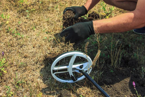 Search Coins Treasure Metal Detector Man Metal Detector Field Looking — Stock Photo, Image