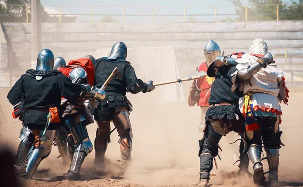 Bătălii Cavaler Festivalul Culturii Medievale Cavalerii Armură Completă Luptă Săbiile — Fotografie, imagine de stoc