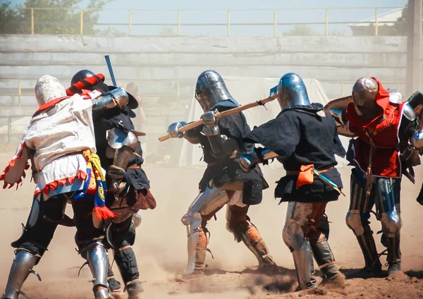 Batalhas Cavaleiros Festival Cultura Medieval Cavaleiros Armadura Completa Estão Lutando — Fotografia de Stock