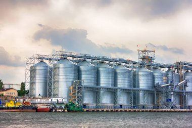 büyük tahıl terminal nehir limanı. Kapasite ve tahıl depolama. Nakliye tarım ürünleri için.