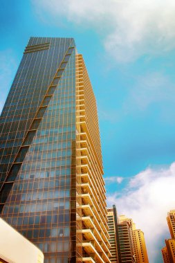 Mavi gökyüzüne karşı yüksek binalar. Alt görünümü. Şehir Manzaralı