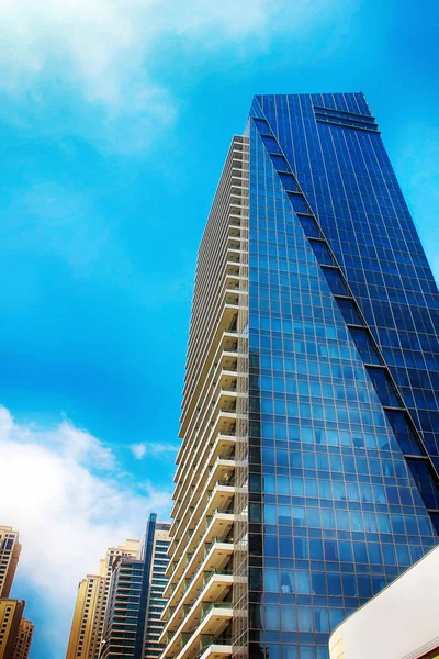 青空と高層ビル 下のビュー シティー ビュー — ストック写真