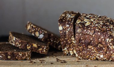 Çoklu tahıl tahtası - görüntü. Dilimlenmiş siyah ekmek. 