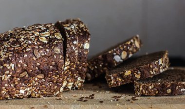 Çoklu tahıl tahtası - görüntü. Dilimlenmiş siyah ekmek. 