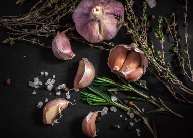 Sarım -sak. Siyah bir arka plan üzerinde sarımsak. Fındık, peynir, biberiye ve