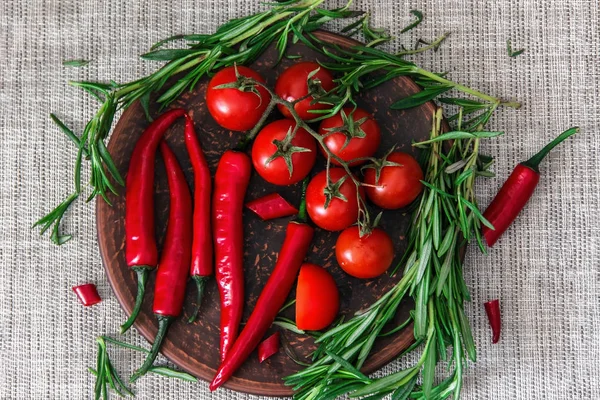 Verse cherry tomaten, takjes rozemarijn en Chili pepers op een — Stockfoto