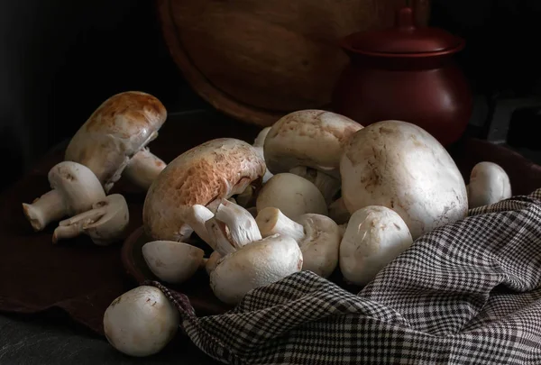 Masada taze champignon mantar grubu. Taze sebzeler — Stok fotoğraf